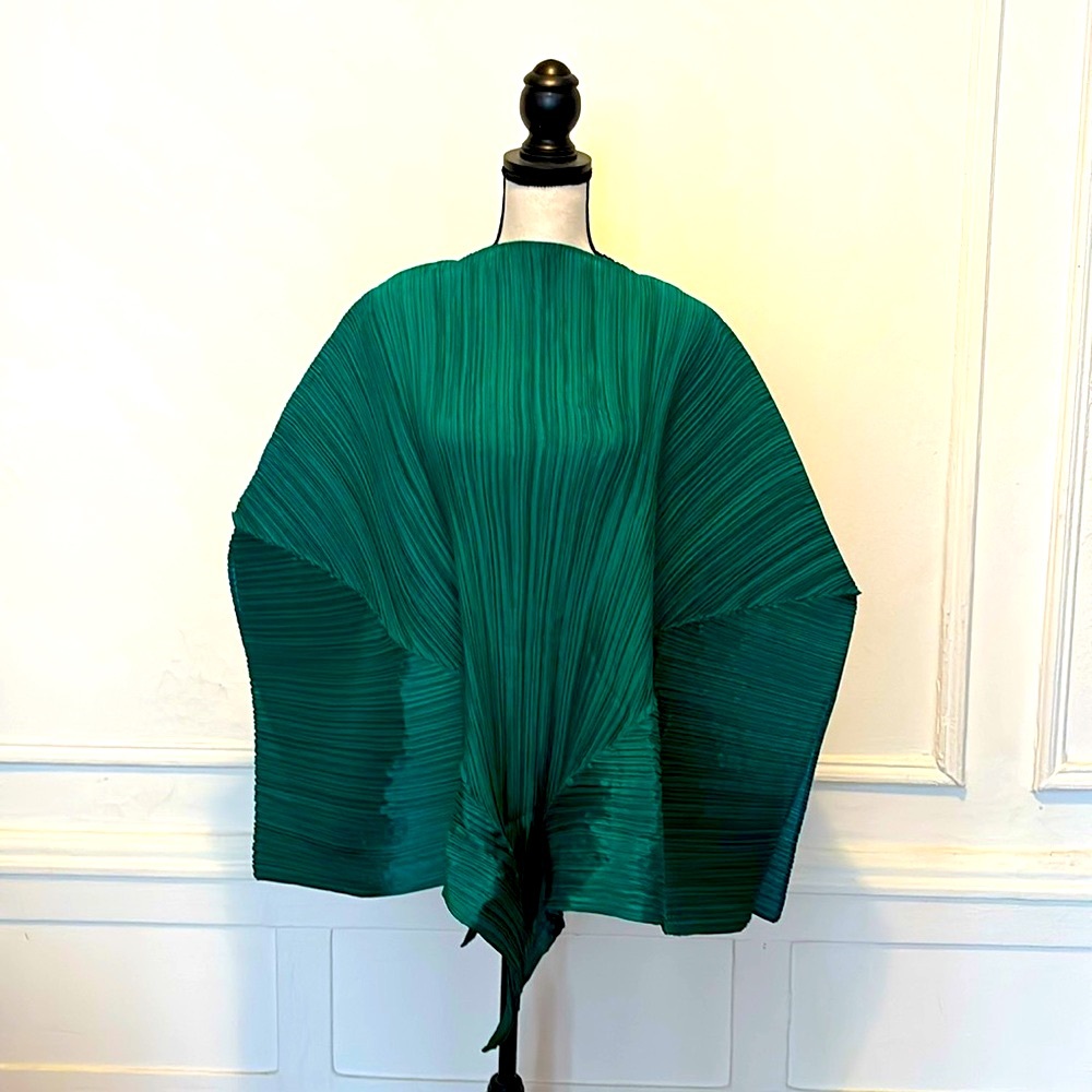 NWT Authentic ISSEY MIYAKE Pleats Please STELLA SCARF PONCHO JADE GREEN